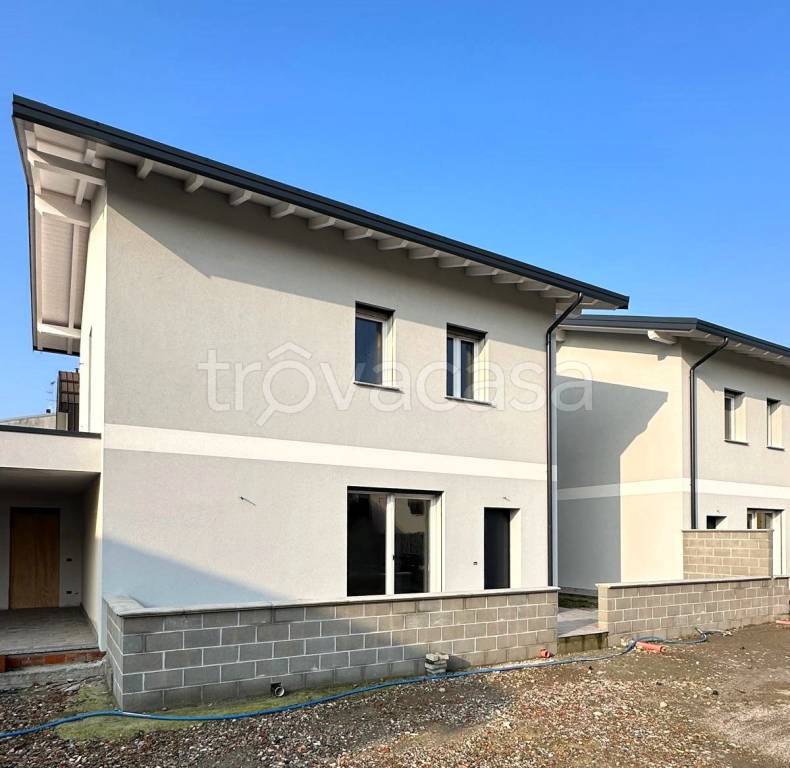 casa indipendente in vendita a Novara in zona Pernate