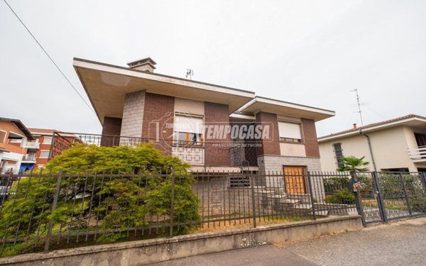 casa indipendente in vendita a Novara in zona Pernate