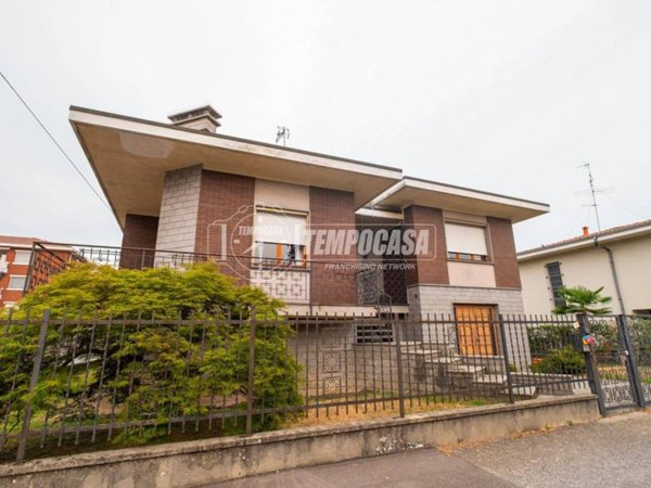 casa indipendente in vendita a Novara in zona Pernate