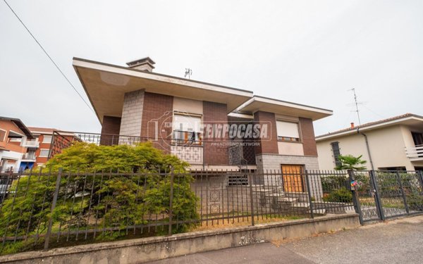casa indipendente in vendita a Novara in zona Pernate