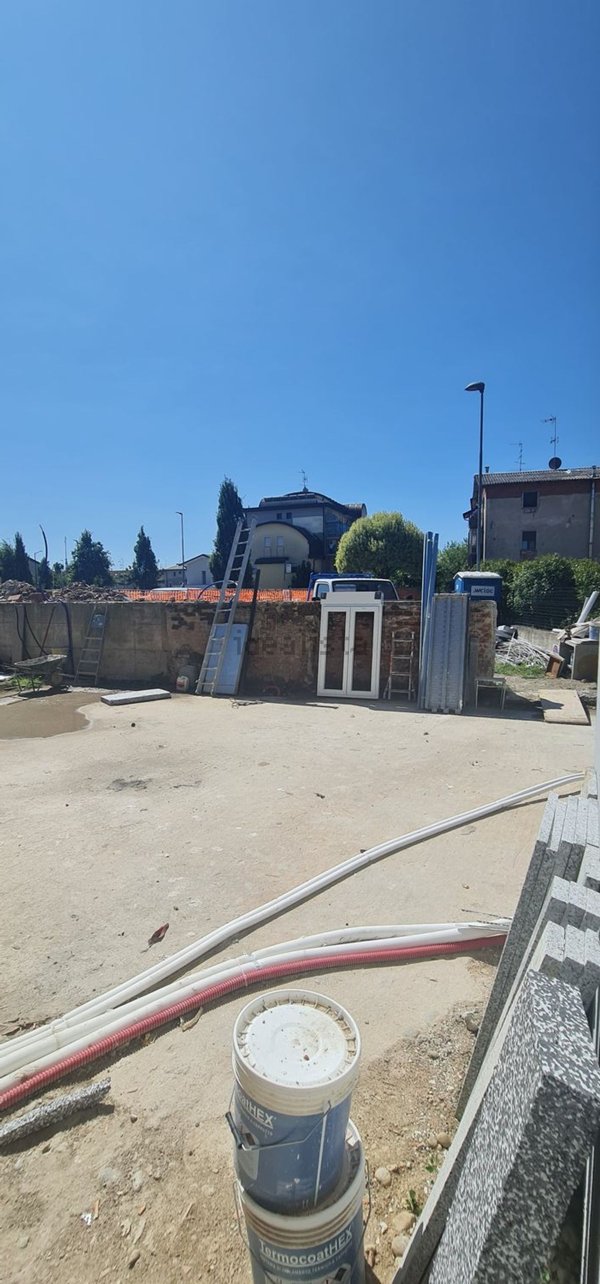 casa indipendente in vendita a Novara in zona Pernate