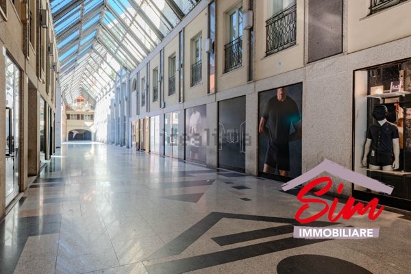 negozio in vendita a Novara in zona Centro Città