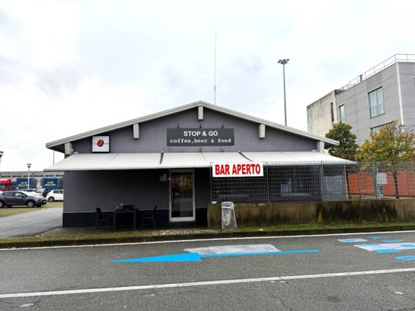 negozio in vendita a Novara in zona Pernate