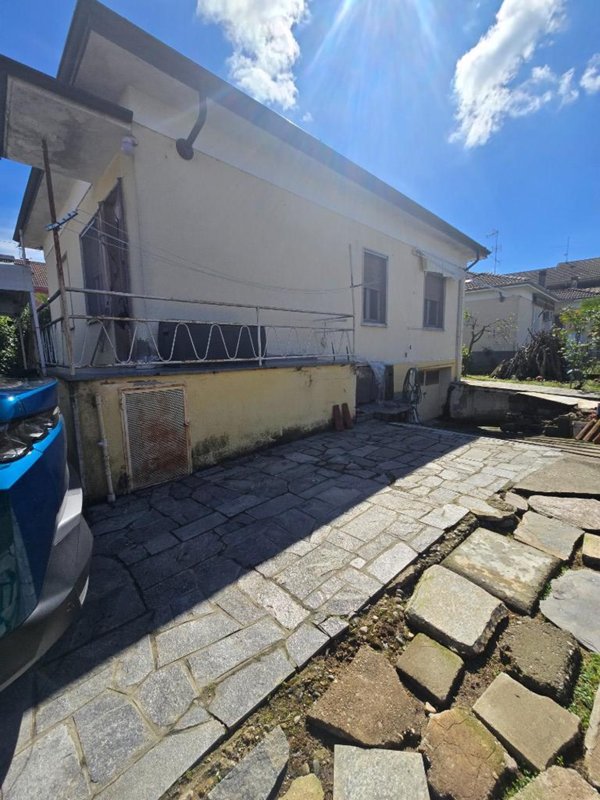 casa indipendente in vendita a Novara in zona Vignale