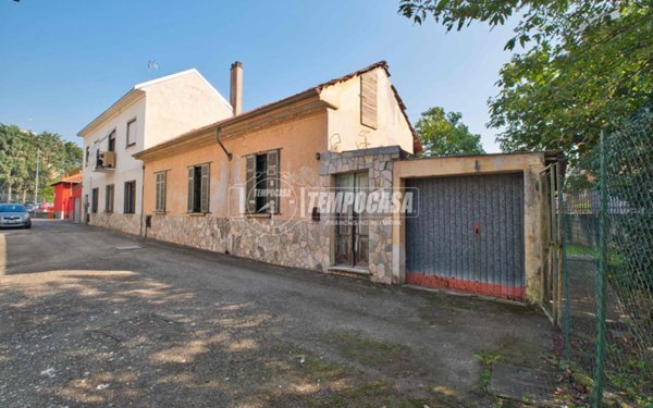 casa indipendente in vendita a Novara in zona Agognate