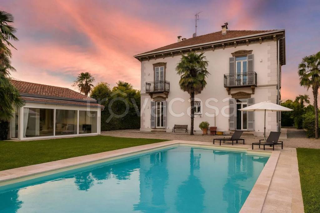 casa indipendente in vendita a Novara in zona Centro Città