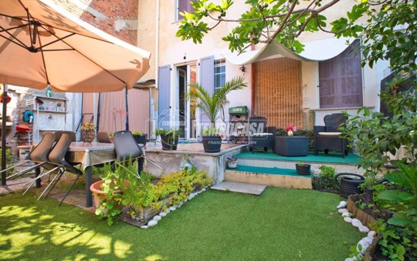 casa indipendente in vendita a Novara in zona zona Sant'Agabio