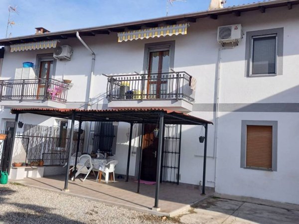 casa indipendente in vendita a Novara in zona Lumellogno