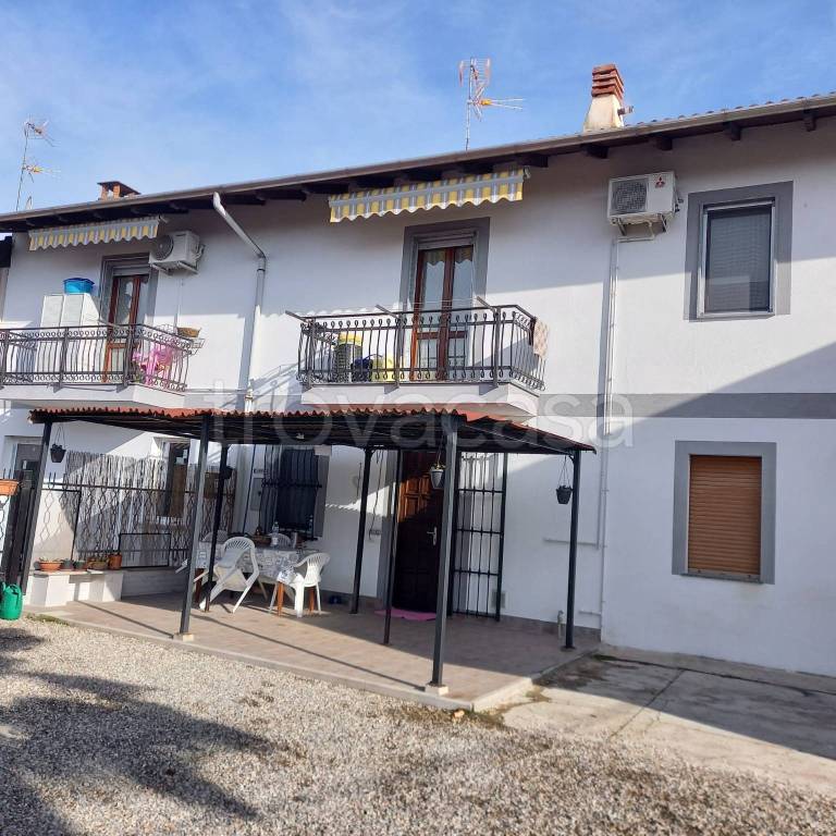 casa indipendente in vendita a Novara in zona Lumellogno