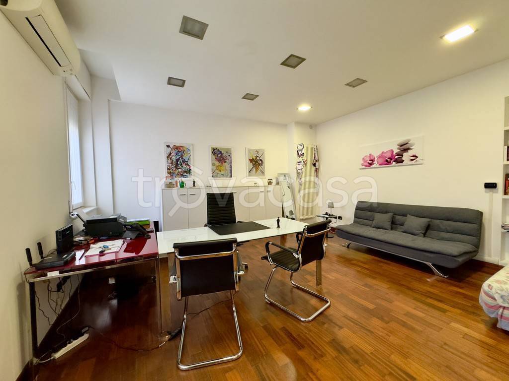 appartamento in vendita a Novara in zona Centro Città