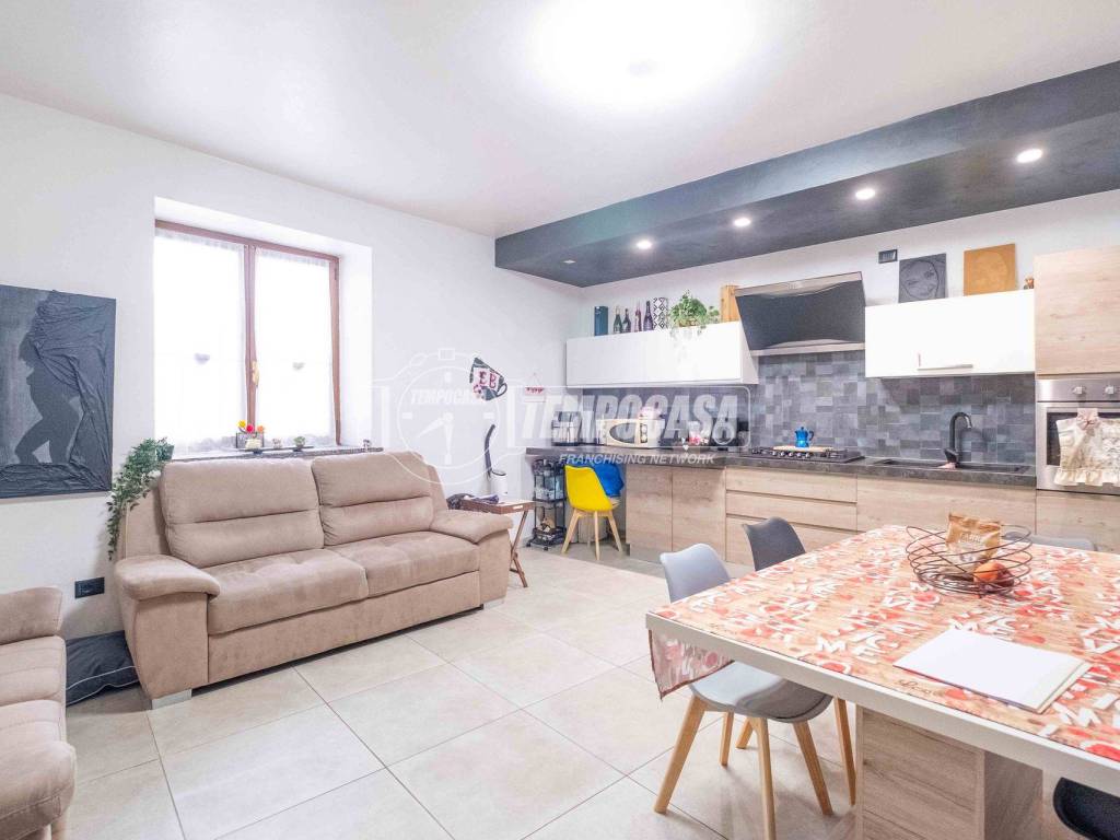 casa indipendente in vendita a Novara in zona Pernate