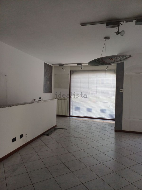 locale commerciale in vendita a Novara