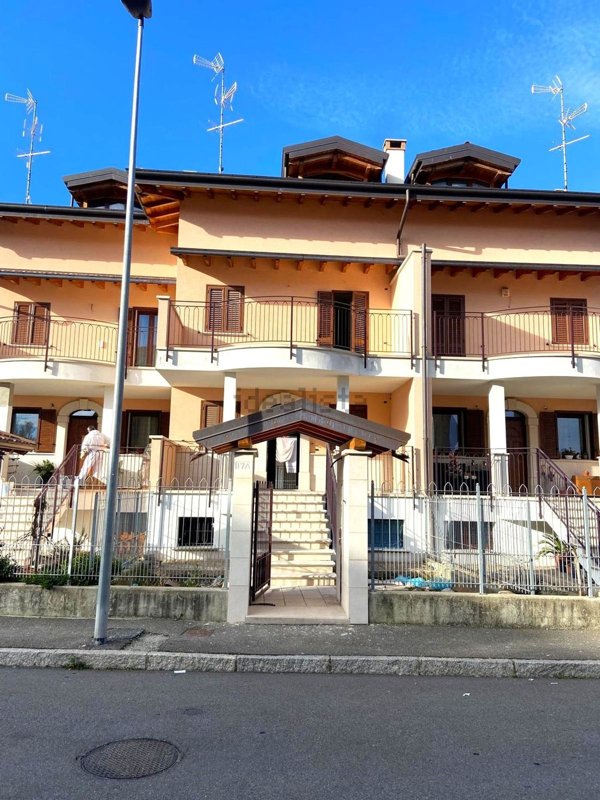 casa indipendente in vendita a Novara