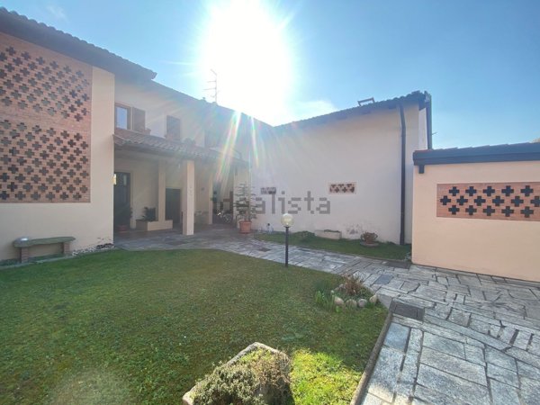casa indipendente in vendita a Novara in zona Pernate