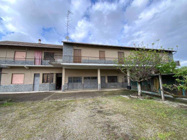 casa indipendente in vendita a Novara in zona Pernate