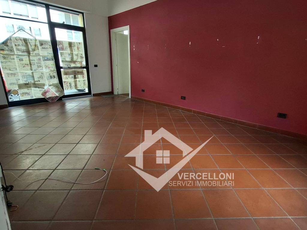 negozio in vendita a Novara in zona Centro Città