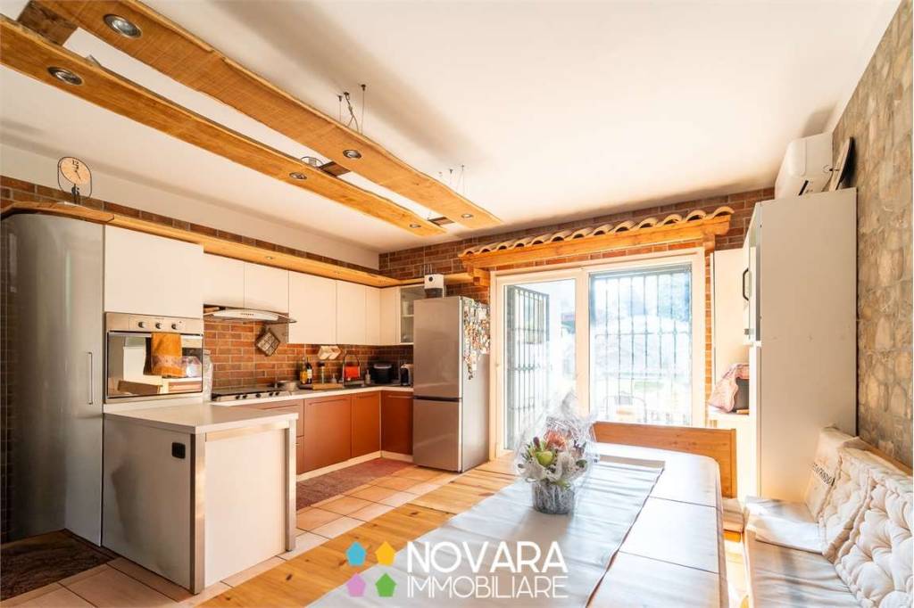 casa indipendente in vendita a Novara