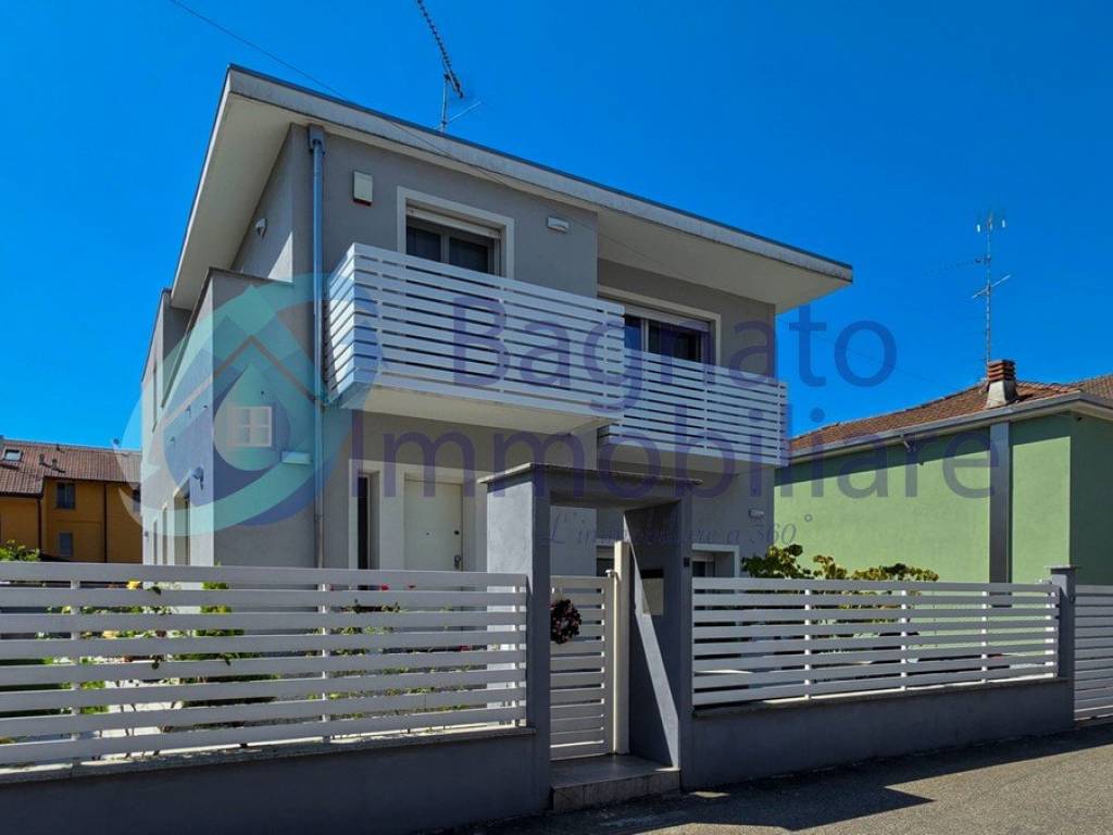 casa indipendente a Novara in zona zona Cittadella - Villaggio Dalmazia