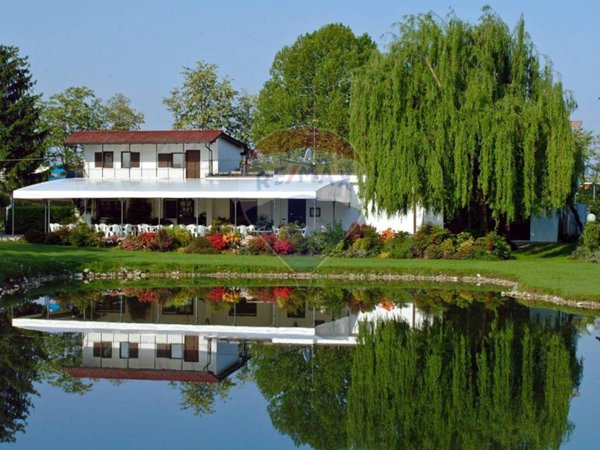 negozio in vendita a Novara in zona Veveri