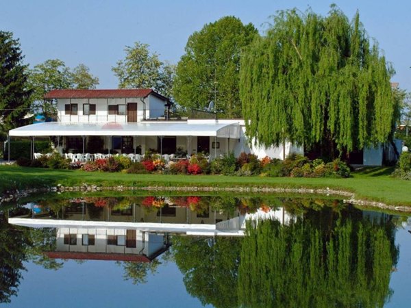 negozio in vendita a Novara in zona Vignale