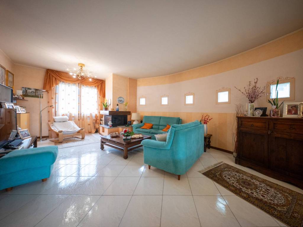 casa indipendente a Novara in zona zona Cittadella - Villaggio Dalmazia