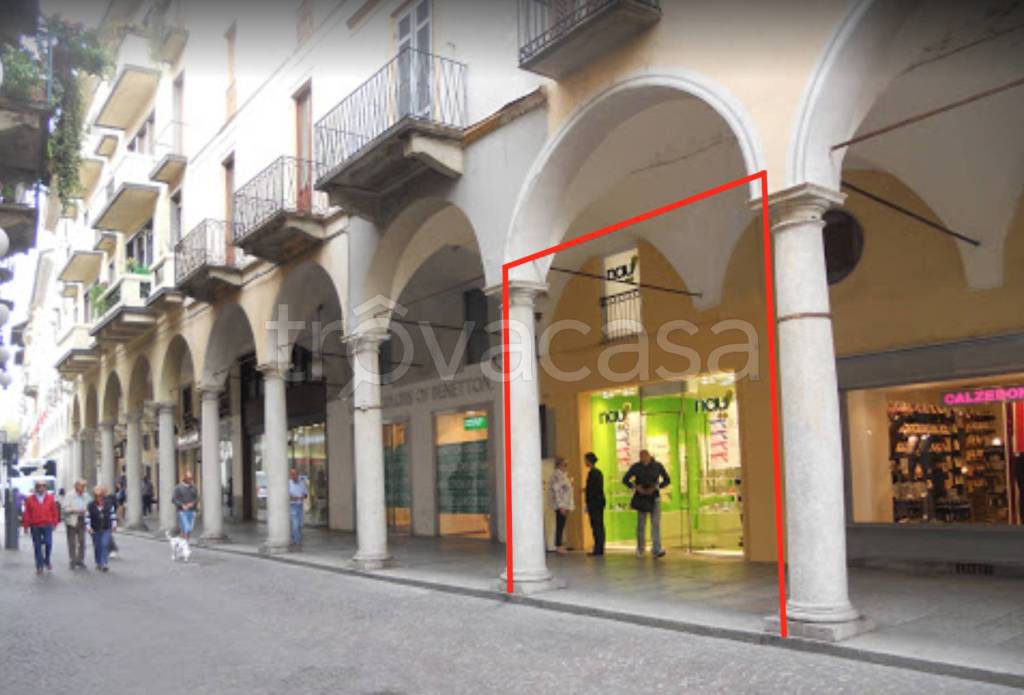 negozio in vendita a Novara in zona Centro Città
