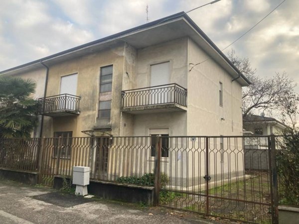 casa indipendente a Novara in zona zona Cittadella - Villaggio Dalmazia