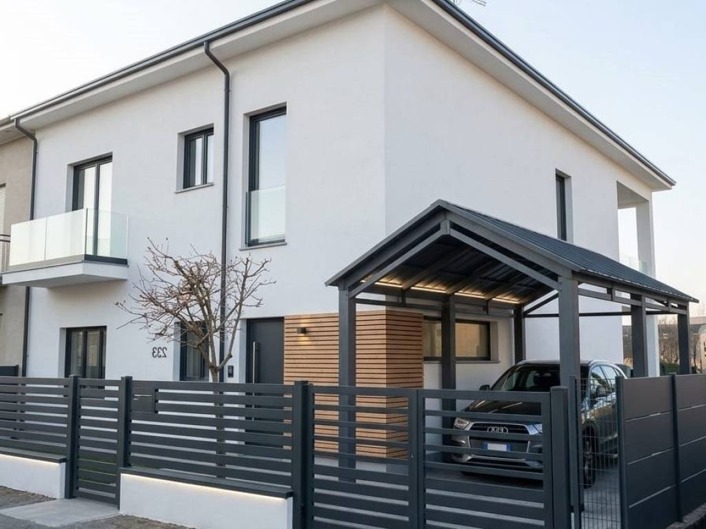 casa indipendente a Novara in zona zona Cittadella - Villaggio Dalmazia