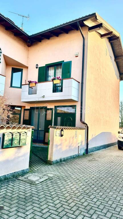 casa indipendente in vendita a Novara in zona Lumellogno
