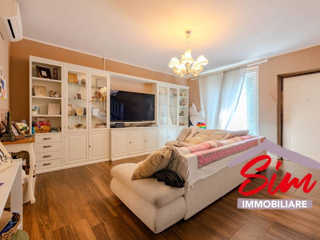 casa indipendente in vendita a Novara in zona Veveri