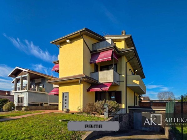 casa indipendente in vendita a Novara in zona Veveri