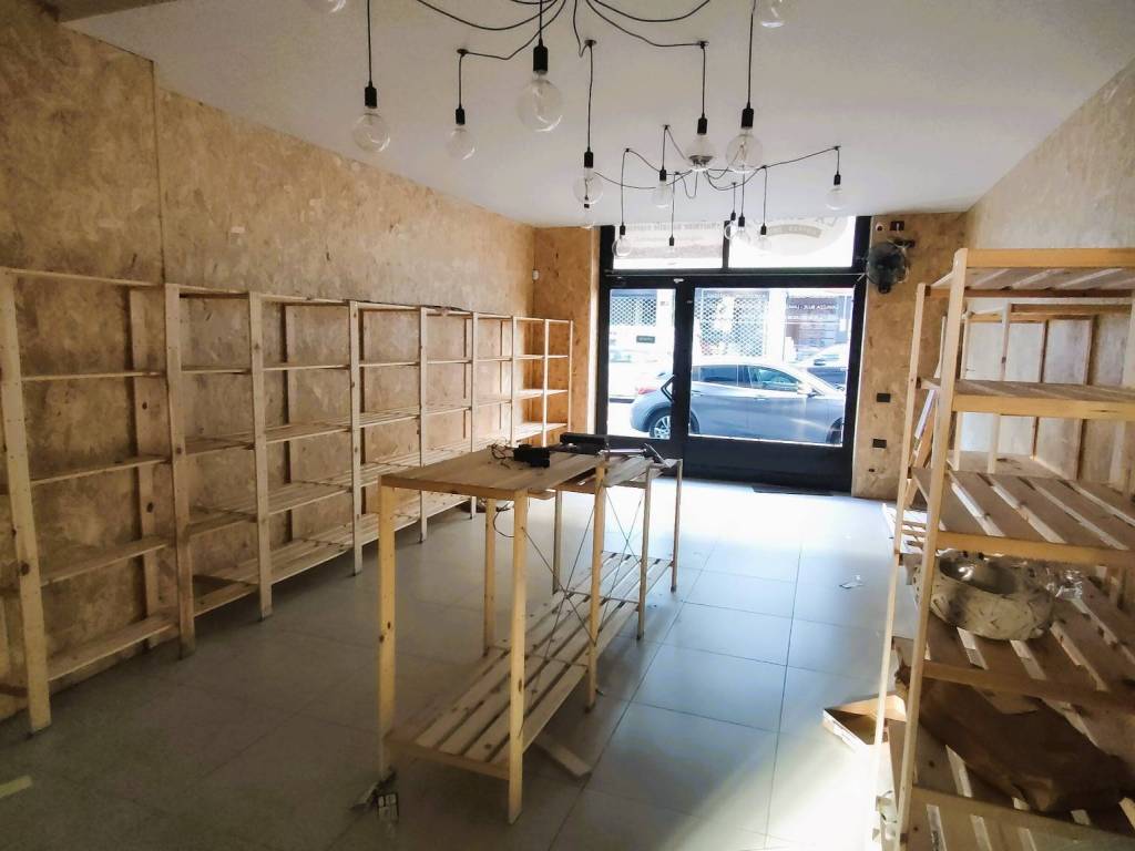 negozio in vendita a Novara in zona zona Agogna - San Paolo