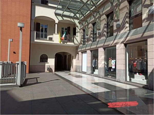 negozio in vendita a Novara in zona Centro Città