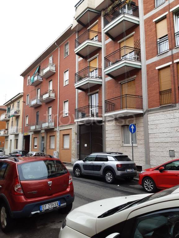 locale commerciale in vendita a Novara in zona zona Porta Mortara