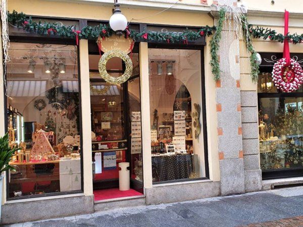 negozio in vendita a Novara in zona Centro Città