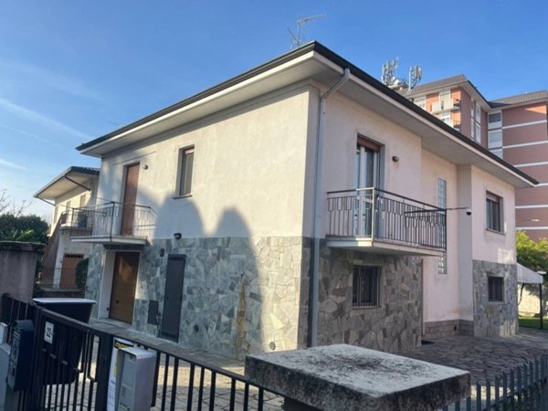 casa indipendente in vendita a Novara