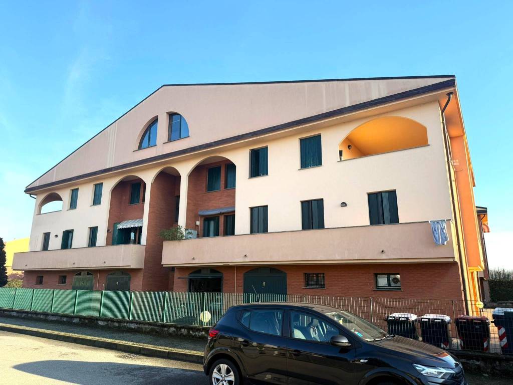 appartamento in vendita a Novara in zona Pernate