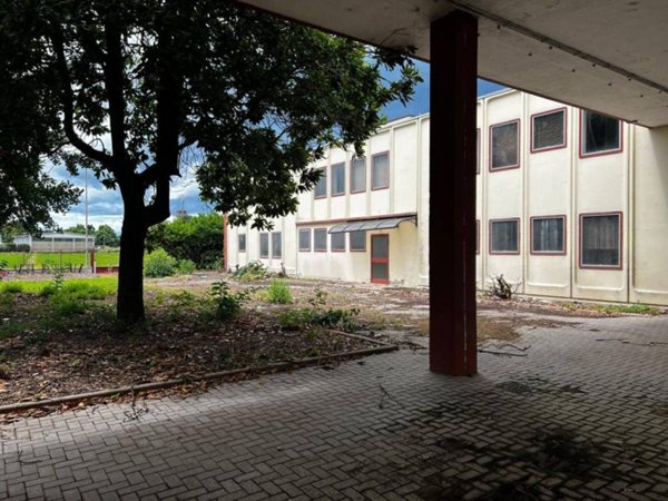 locale commerciale in vendita a Novara in zona zona Sant'Andrea - San Rocco