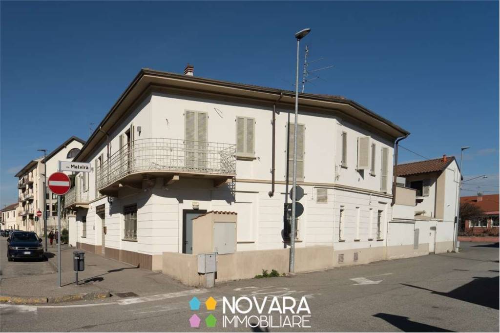locale commerciale in vendita a Novara in zona Veveri