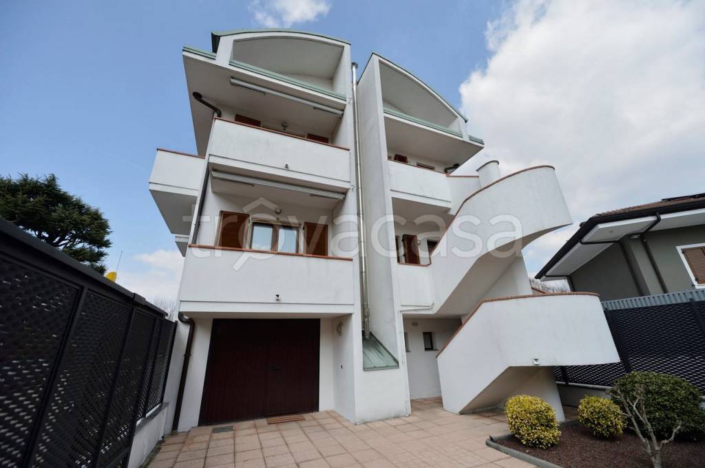 casa indipendente in vendita a Novara