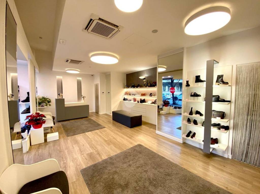 negozio in vendita a Novara in zona Centro Città