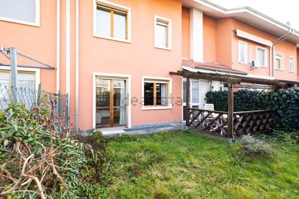 casa indipendente a Novara in zona zona Cittadella - Villaggio Dalmazia