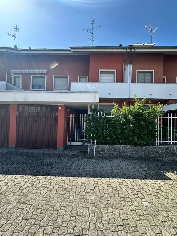 casa indipendente a Novara in zona zona Cittadella - Villaggio Dalmazia
