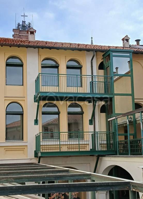 negozio in vendita a Novara in zona Centro Città