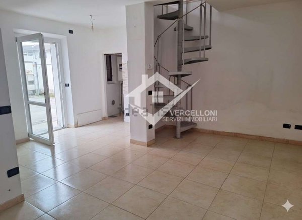 casa indipendente in vendita a Novara in zona Lumellogno