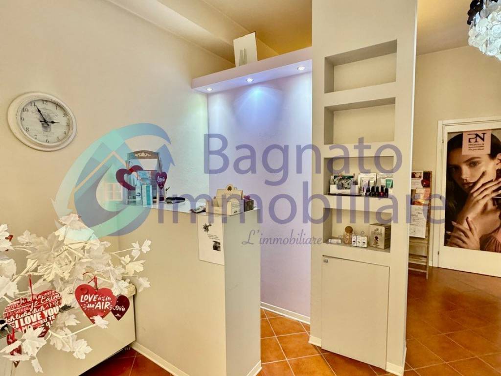 negozio in vendita a Novara in zona Centro Città