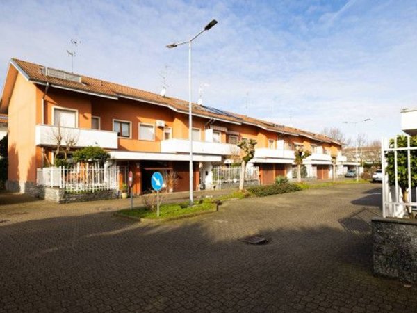 casa indipendente a Novara in zona zona Cittadella - Villaggio Dalmazia