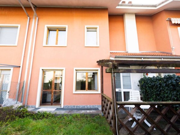 casa indipendente a Novara in zona zona Cittadella - Villaggio Dalmazia