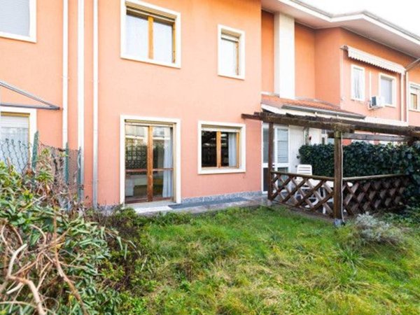 casa indipendente a Novara in zona zona Cittadella - Villaggio Dalmazia