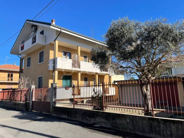 casa indipendente in vendita a Novara in zona Pernate